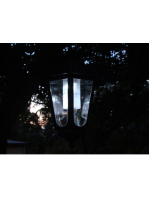Záhradný solárny LED lampáš